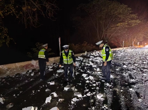 祁阳：交警深夜路上“搬砖”
