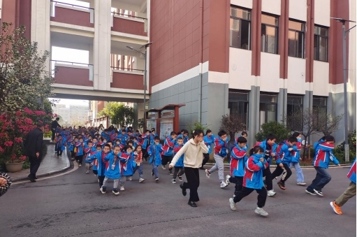 祁阳市向阳学校开展应急疏散演练