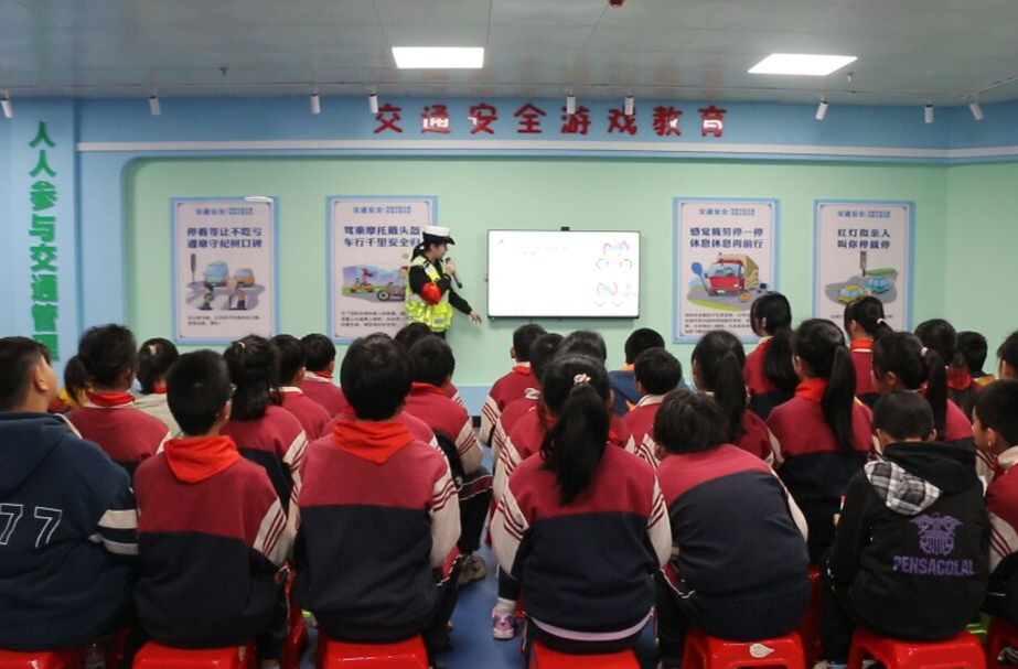 祁阳市交警大队开展122“全国交通安全日”主题宣传活动