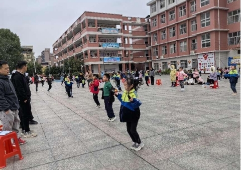 祁阳市长虹街道明德小学举行跳绳比赛