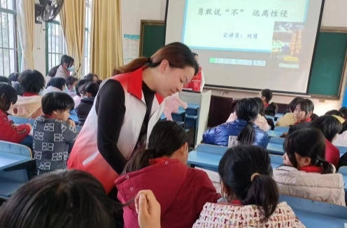 白水镇开展关爱未成年人防性侵安全教育宣传活动