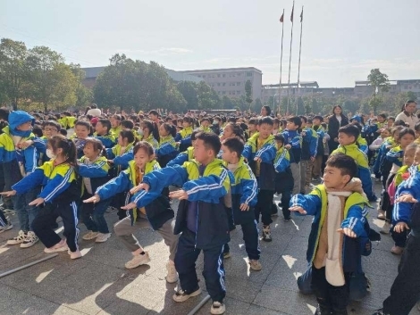 祁阳市长虹街道明德小学举办2023年“视力保健，视力防控”知识讲座
