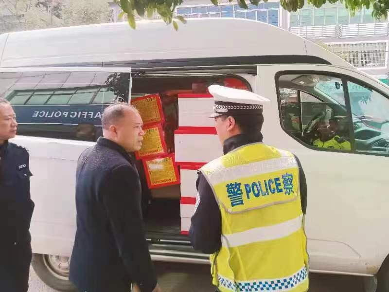 祁阳：一面包车满载烟花爆竹被祁阳交警查获
