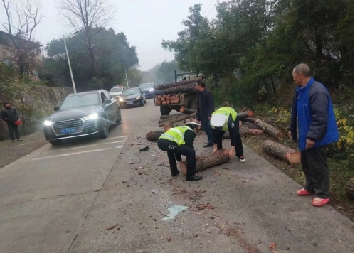 祁阳：交通事故致木头阻路  交警迅速处理保畅通