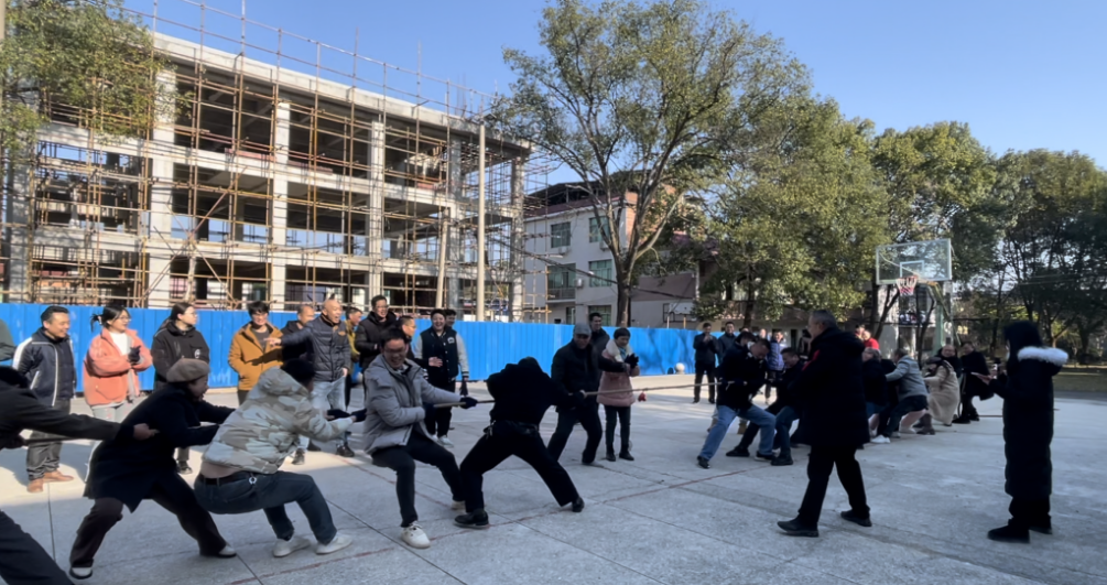 进宝塘镇举行“魅力冬至 拔出精彩”拔河比赛