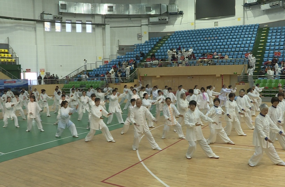 我市举行纪念毛泽东同志诞辰130周年武术太极气功展演