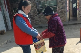 文富市镇：寒冬送温暖 关爱暖人心
