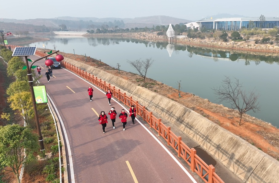 祁阳市融媒体中心举行“贯彻新思想 奋进新征程”迎新年环湖跑活动