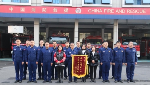 祁阳：幼童被卡获救  感恩锦旗赠消防