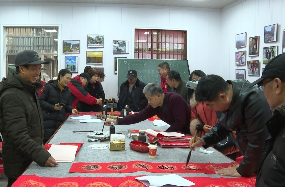 迎新年送春联 热热闹闹送祝福