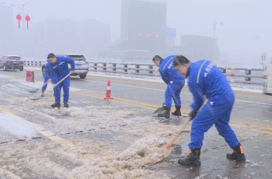 祁阳：多部门联动除雪保畅通 全力应对低温雨雪天气