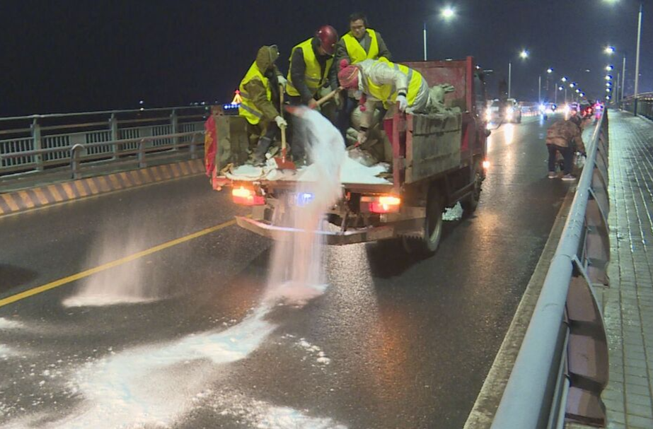 祁阳市城管局：应对雨雪天气 连夜撒融雪剂保畅通