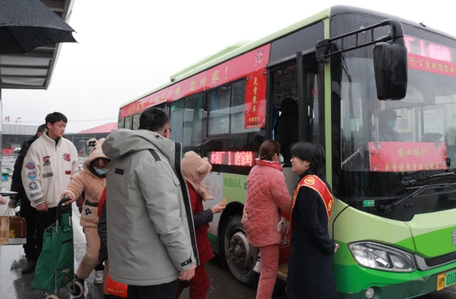 （文明新风在祁阳）祁阳：爱心公交 守护游子归乡路