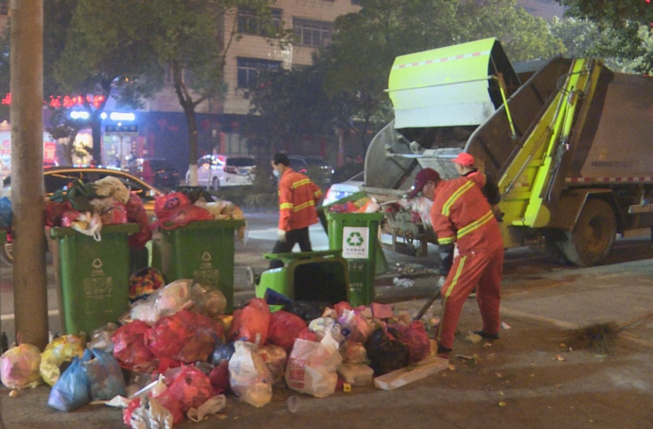 除夕夜环卫工人坚守岗位“不打烊”守护城市清洁
