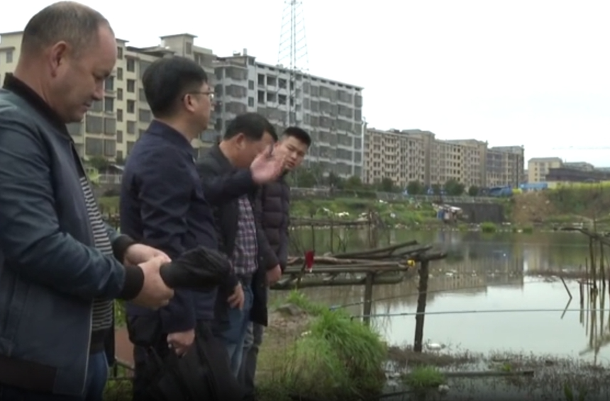 陈小平现场办公推进环境卫生治理工作