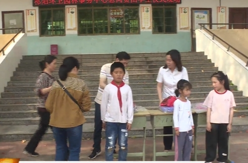 市环卫园林中心到龚家坪镇中心小学对困难学生进行慰问