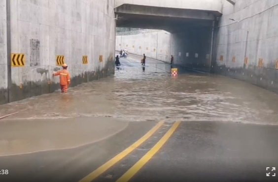 暴雨导致涵洞积水 消防紧急处置排水