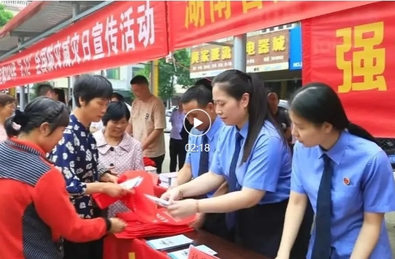 祁阳：政法系统来摆摊 赶集日上送大餐