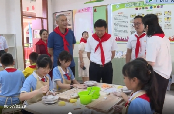 殷殷关爱，情暖童心 蒋良铁与少年儿童共庆”六一”