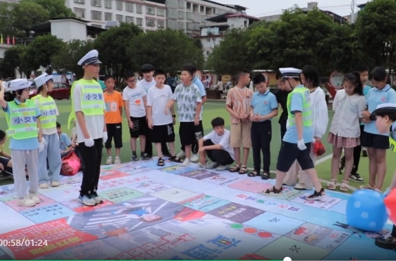 祁阳交警进校园安全守护伴“童”行