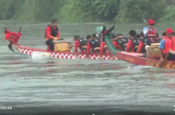 龙舟表演迎端午 锣鼓齐擂燃激情
