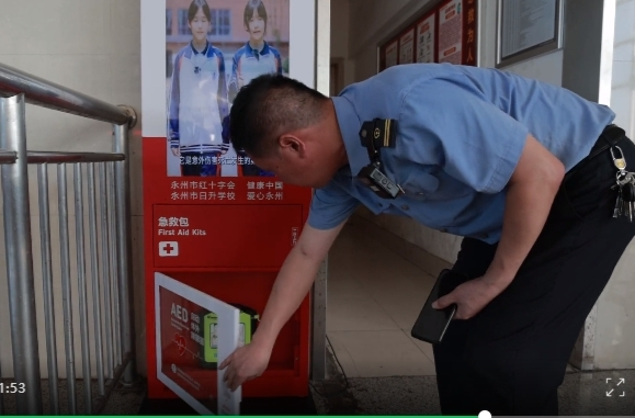 一男子在祁阳高铁站突发急病 车站工作人员用AED成功救治