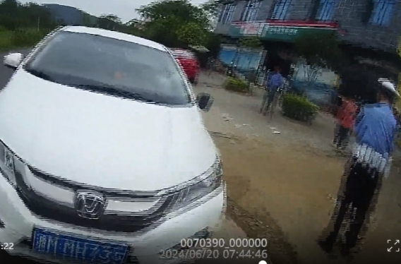 男孩飞奔过马路被车撞飞  所幸受伤轻微