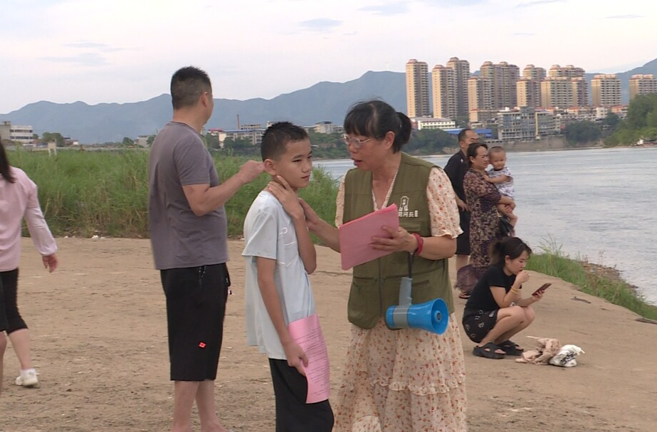 祁阳牵手志愿者：十一年坚守 只为孩子们的安全