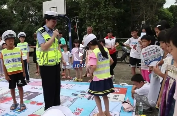 乐在“棋”中——祁阳交警开展交通安全宣传志愿服务活动