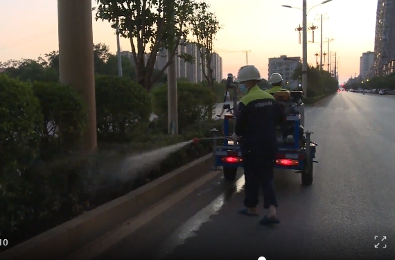 祁阳市环卫绿化中心：夜间喷药防虫害 为绿植“保驾护航”