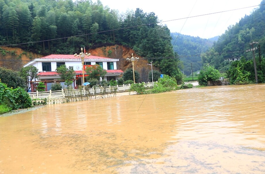 潘市镇:盘古村遭受暴雨灾害  干部群众积极应对