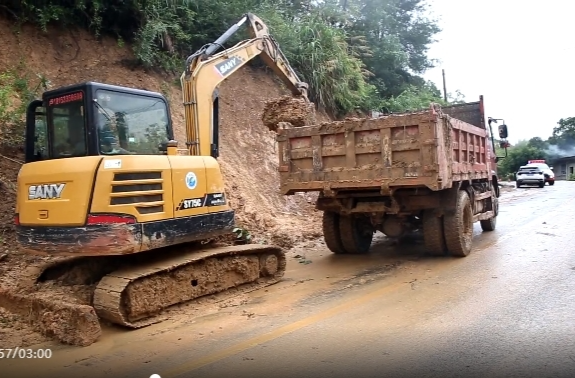 在风雨里彰显“公路力量”