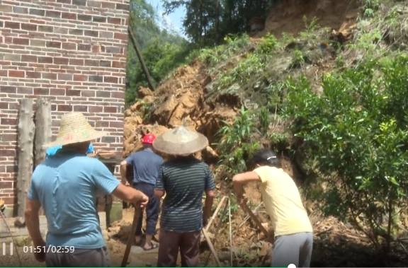 洪涝退去重建忙 干群携手灾后自救