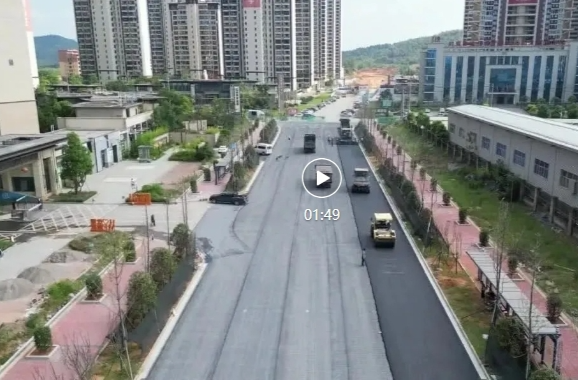 沥青摊铺“趁热”施工 道路延伸加紧作业