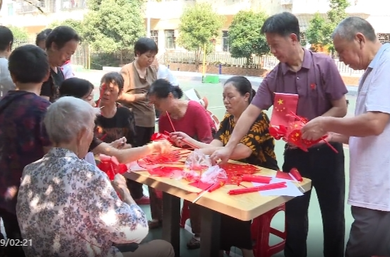 沿江路社区开展“举国同乐迎国庆，敬老爱老庆重阳”趣味游园会活动
