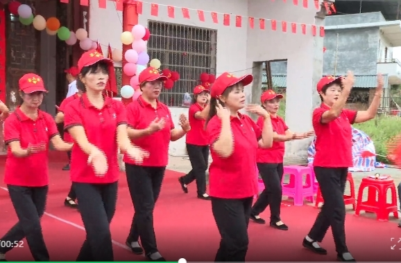 下马渡镇上福村：载歌载舞庆国庆