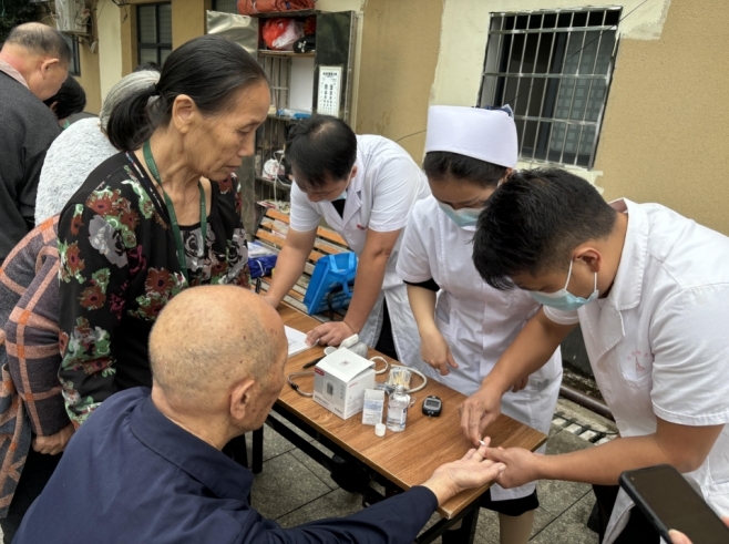 祁阳：新兴路社区开展“情暖重阳，健康服务”活动