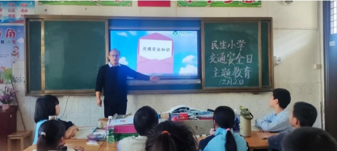 民生小学积极开展全国交通安全日主题活动