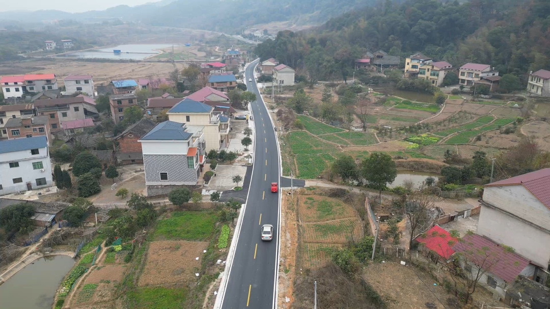 祁阳市交通运输局：抢抓道路施工，为群众春节出行“铺”就坦途