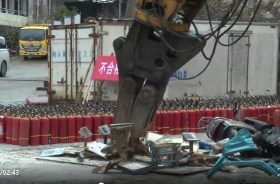 祁阳市举行3·15国际消费者权益日主题宣传活动暨假冒伪劣商品集中销毁活动