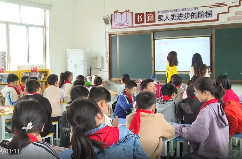 开心助人 快乐助学：蝴蝶助学团队深入大忠桥镇中心小学开展公益捐赠活动