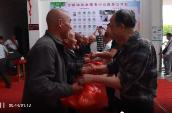 大忠桥镇黄花诗词协会开展敬老爱老文明实践活动