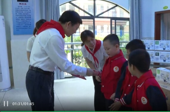 暖心关怀鼓士气 蒋良铁看望慰问高三教师和少年儿童