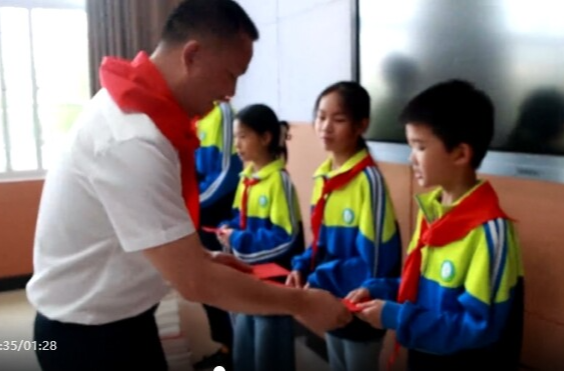  向子顺看望慰问少年儿童及高三教师团队