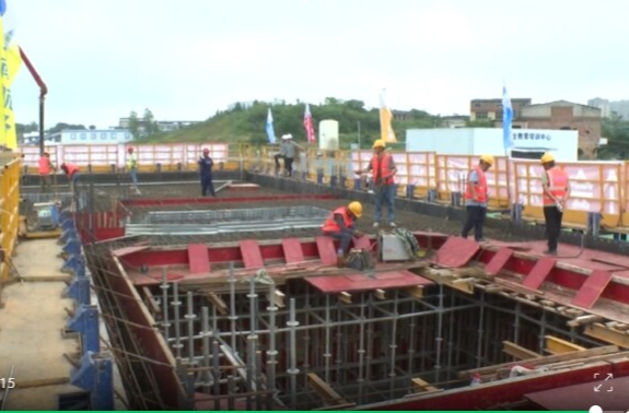 湘江永州至衡阳三级航道建设三期工程浯溪二线船闸：下闸首右边墩顺利封顶