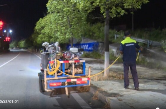 祁阳环卫园林事务中心对祁冷公路开展夜间绿化防治工作