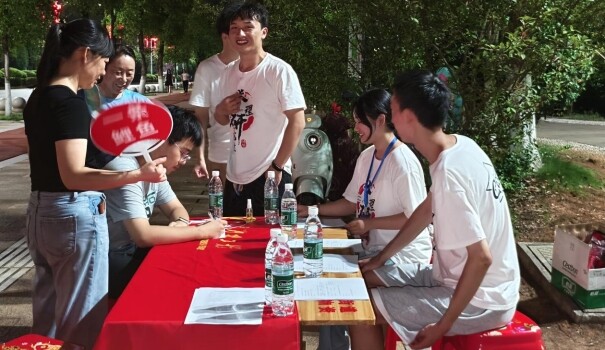 长理学子祁阳街头“摆摊” 为群众送上数码维修与反诈科普大礼包