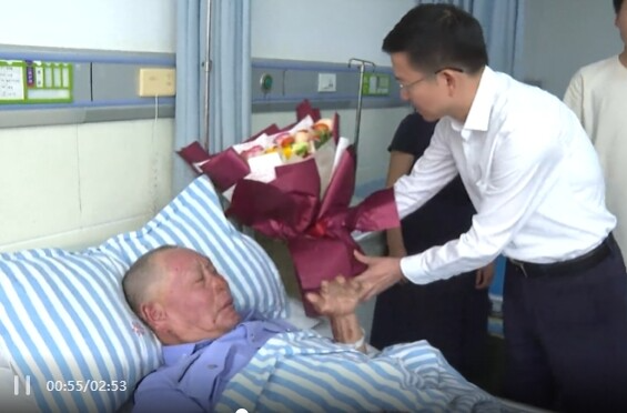 蒋良铁暖心慰问李祥选 勇救三孩英雄获6万慰问金