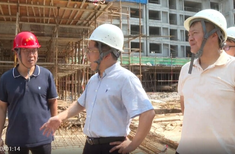 王启明检查建筑行业安全生产和重点项目建设工作