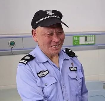 火场勇救三小孩退役军人李祥选康复出院